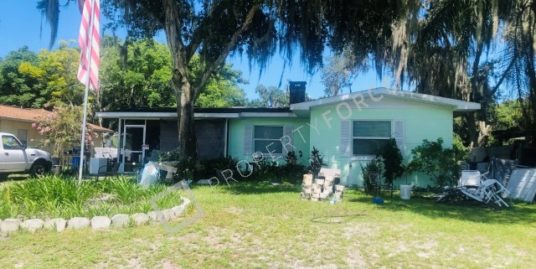 904 Oak Dr Leesburg, FL 34748