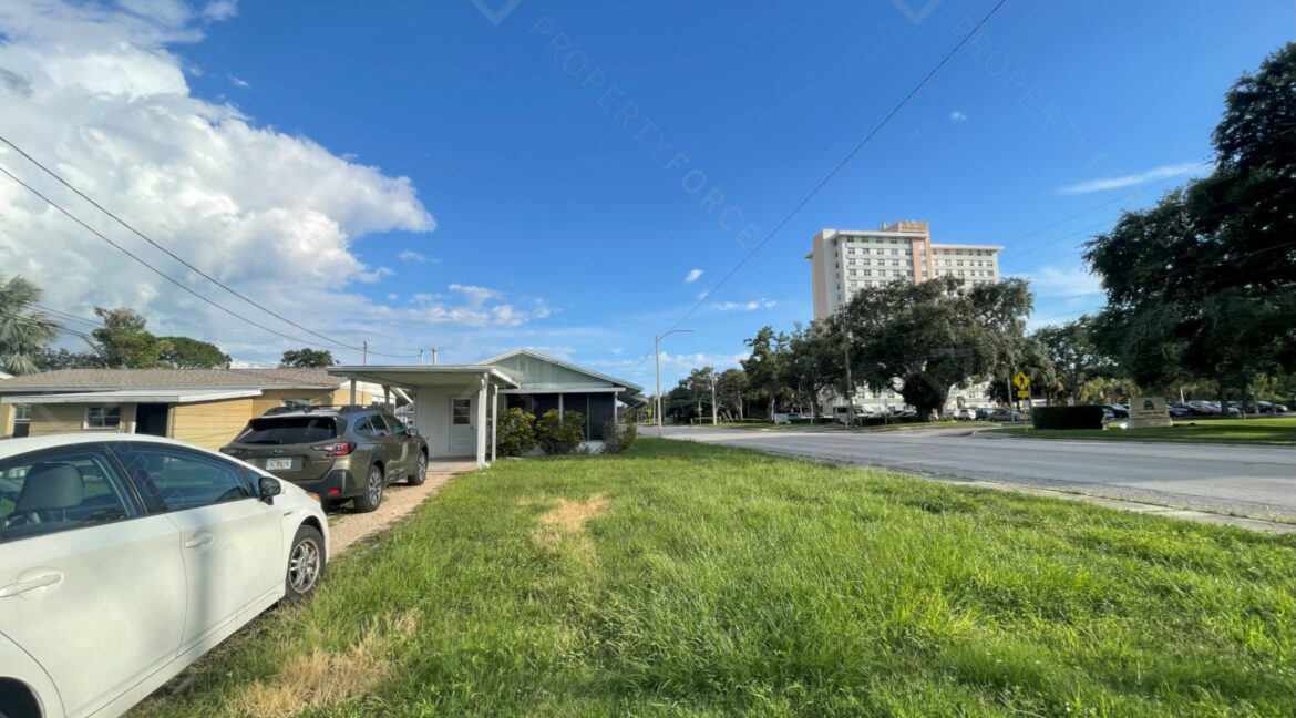 301 58th St N Saint Petersburg, FL 33710- (1)