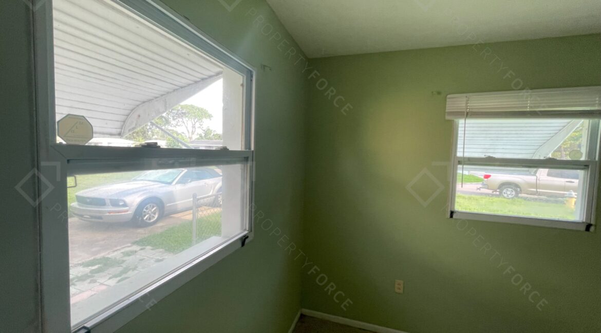 301 58th St N Saint Petersburg, FL 33710- (72)