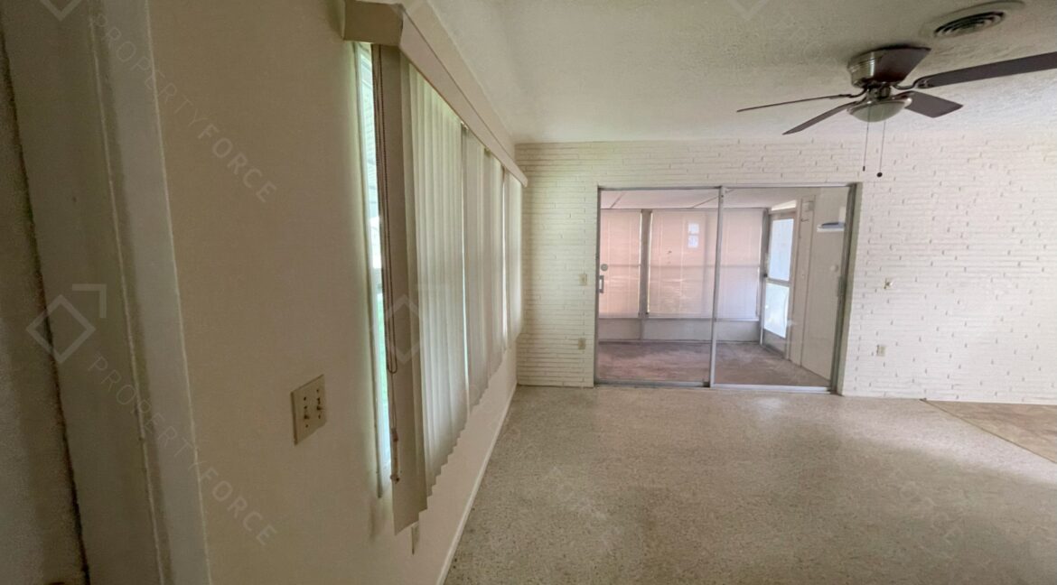 301 58th St N Saint Petersburg, FL 33710- (86)