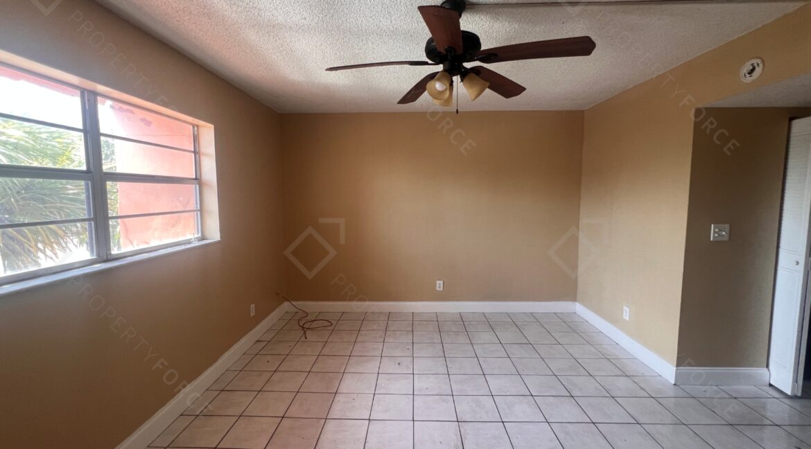 4041 NW 19th St, Lauderhill, FL 33313 (49)