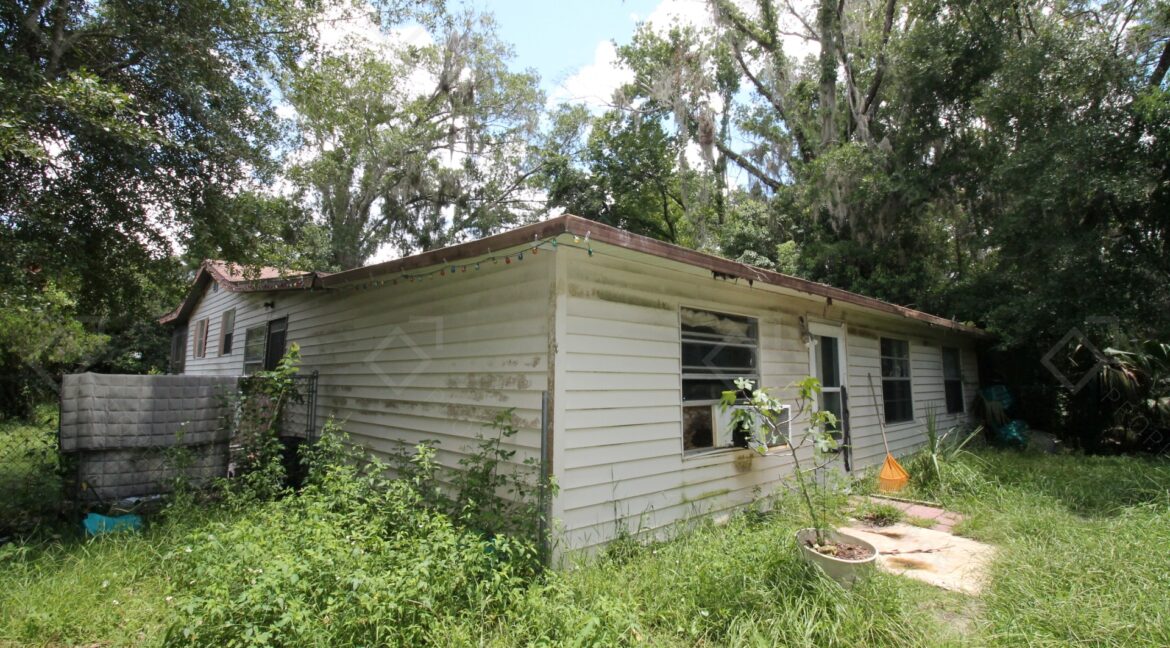 658 NE 10th St Crystal River, FL 34428- (102)