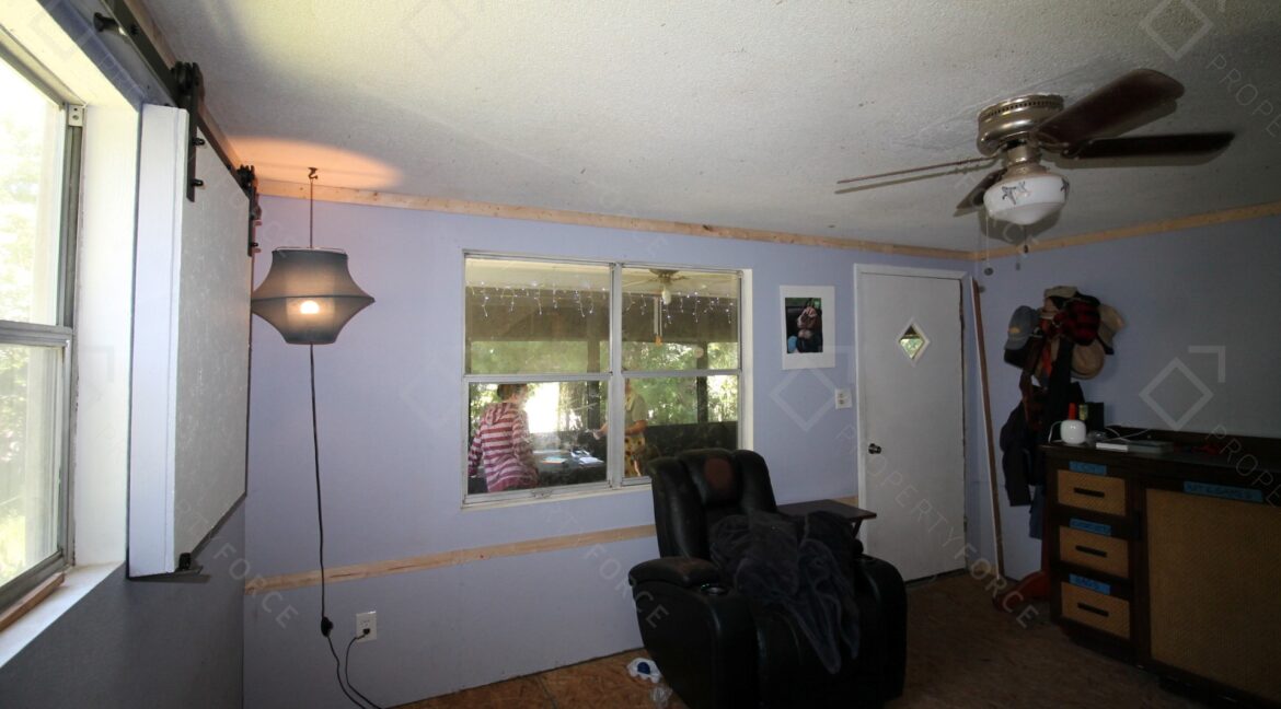 658 NE 10th St Crystal River, FL 34428- (15)