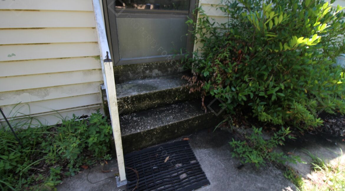 658 NE 10th St Crystal River, FL 34428- (5)