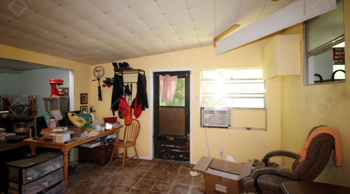 658 NE 10th St Crystal River, FL 34428- (50)