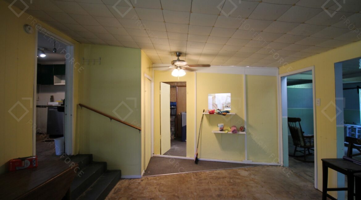 658 NE 10th St Crystal River, FL 34428- (51)