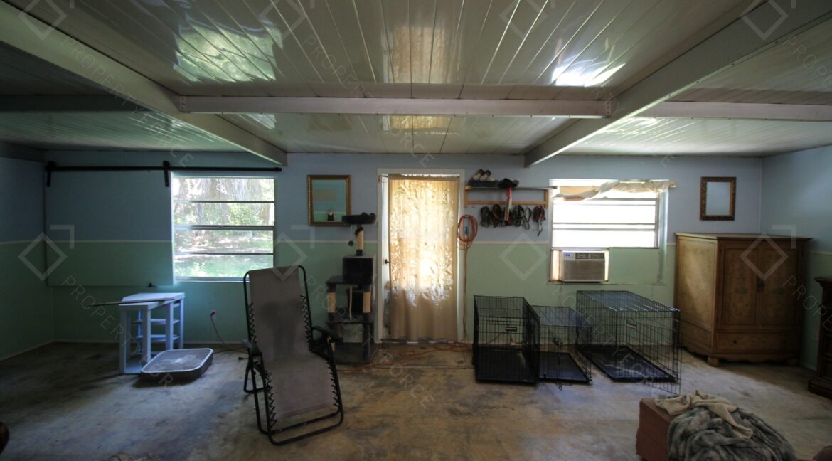 658 NE 10th St Crystal River, FL 34428- (65)