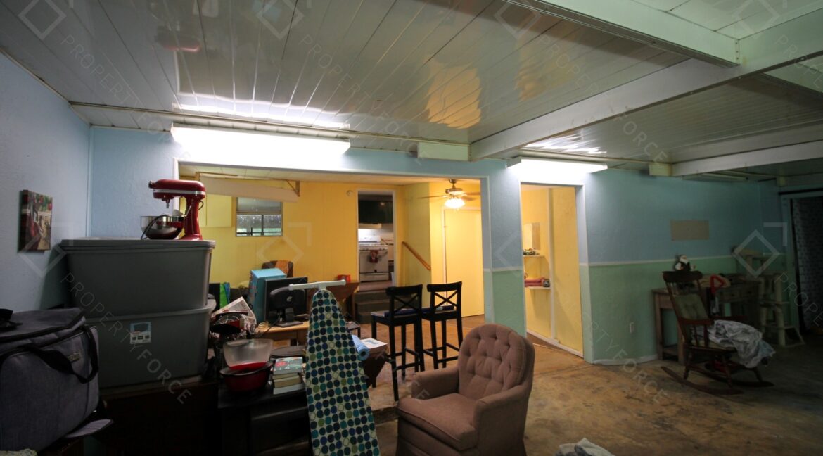 658 NE 10th St Crystal River, FL 34428- (66)