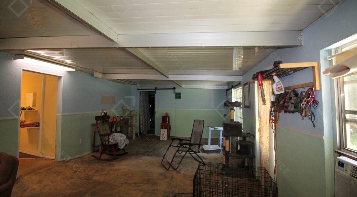 658 NE 10th St Crystal River, FL 34428- (67)