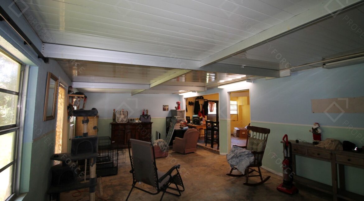 658 NE 10th St Crystal River, FL 34428- (68)