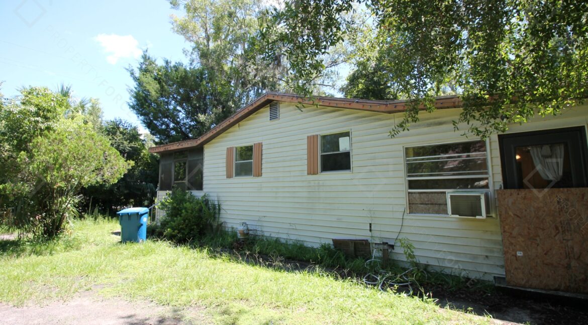 658 NE 10th St Crystal River, FL 34428- (8)