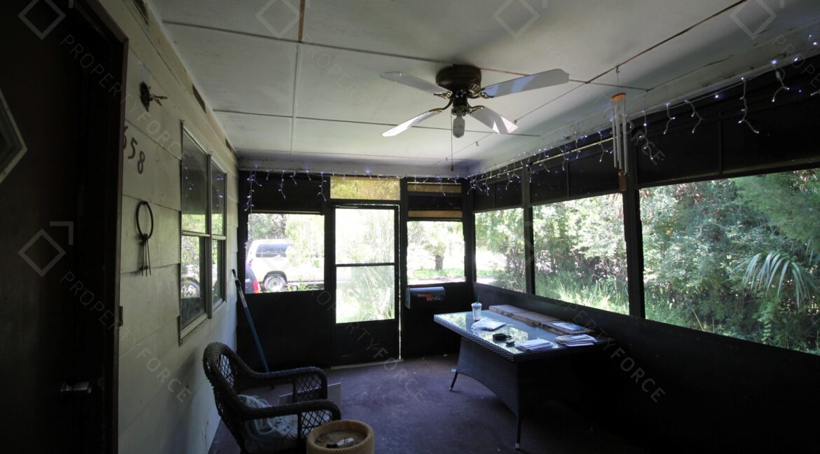 658 NE 10th St Crystal River, FL 34428- (85)