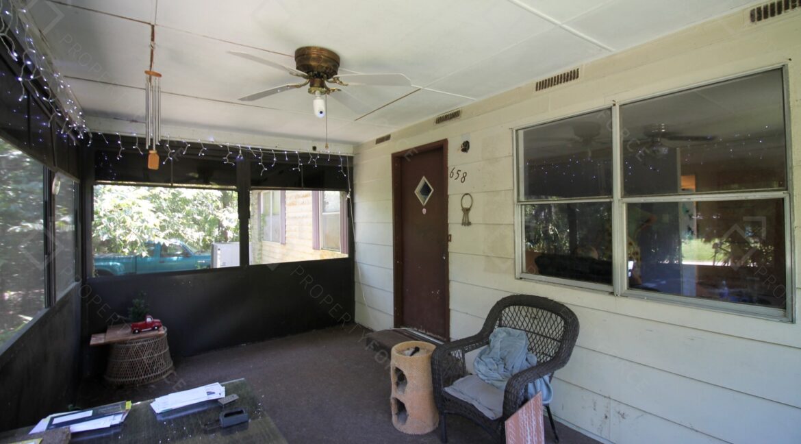 658 NE 10th St Crystal River, FL 34428- (86)