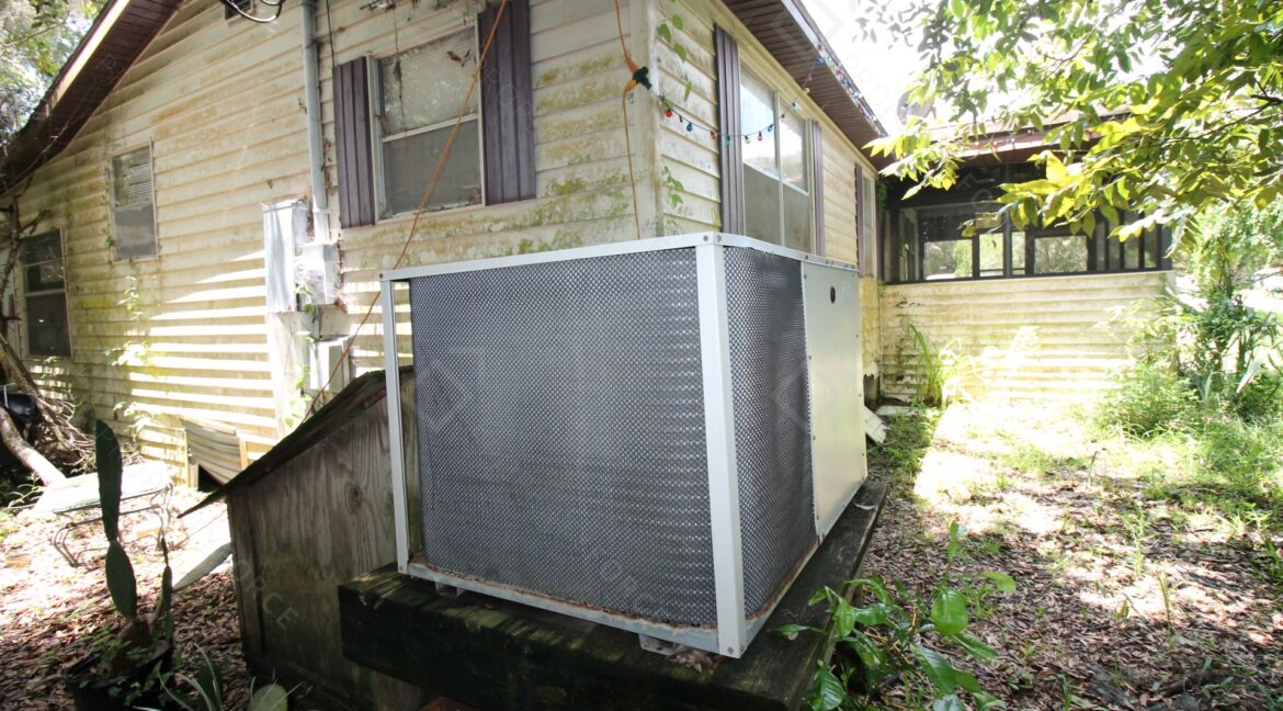 658 NE 10th St Crystal River, FL 34428- (94)