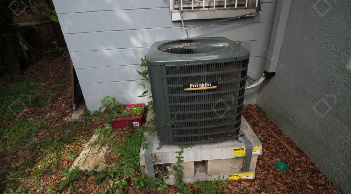 9315 N 16th St, Tampa, FL 33612 (24)