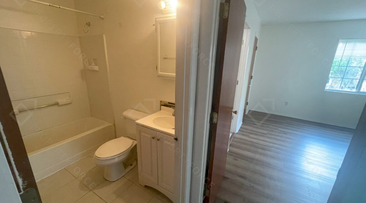 522 E Morgan St Tarpon Springs, FL 34689 (103)