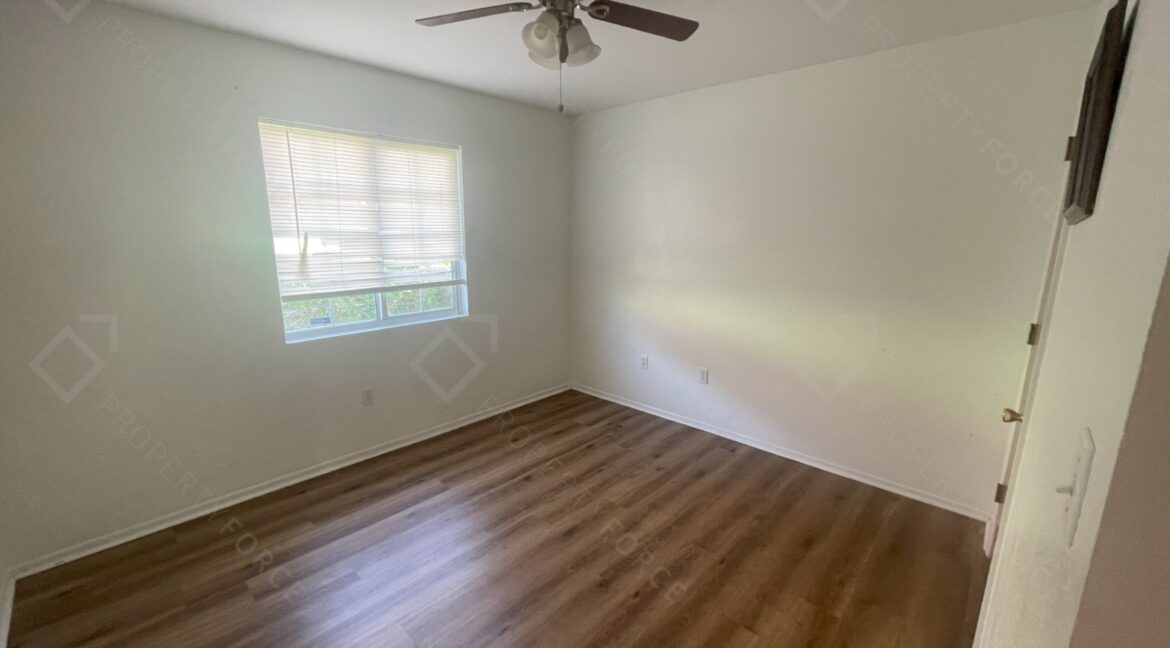 522 E Morgan St Tarpon Springs, FL 34689 (106)