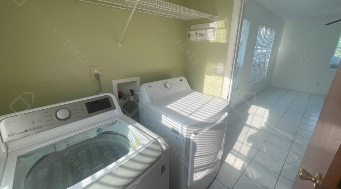 522 E Morgan St Tarpon Springs, FL 34689 (127)