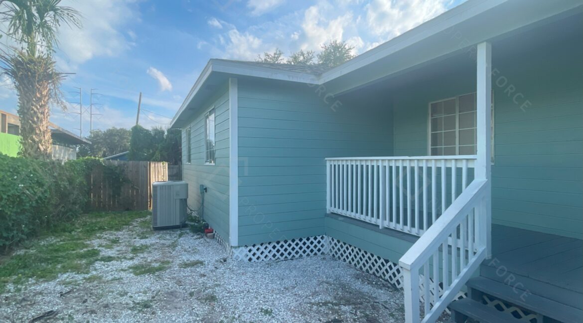 522 E Morgan St Tarpon Springs, FL 34689 (148)