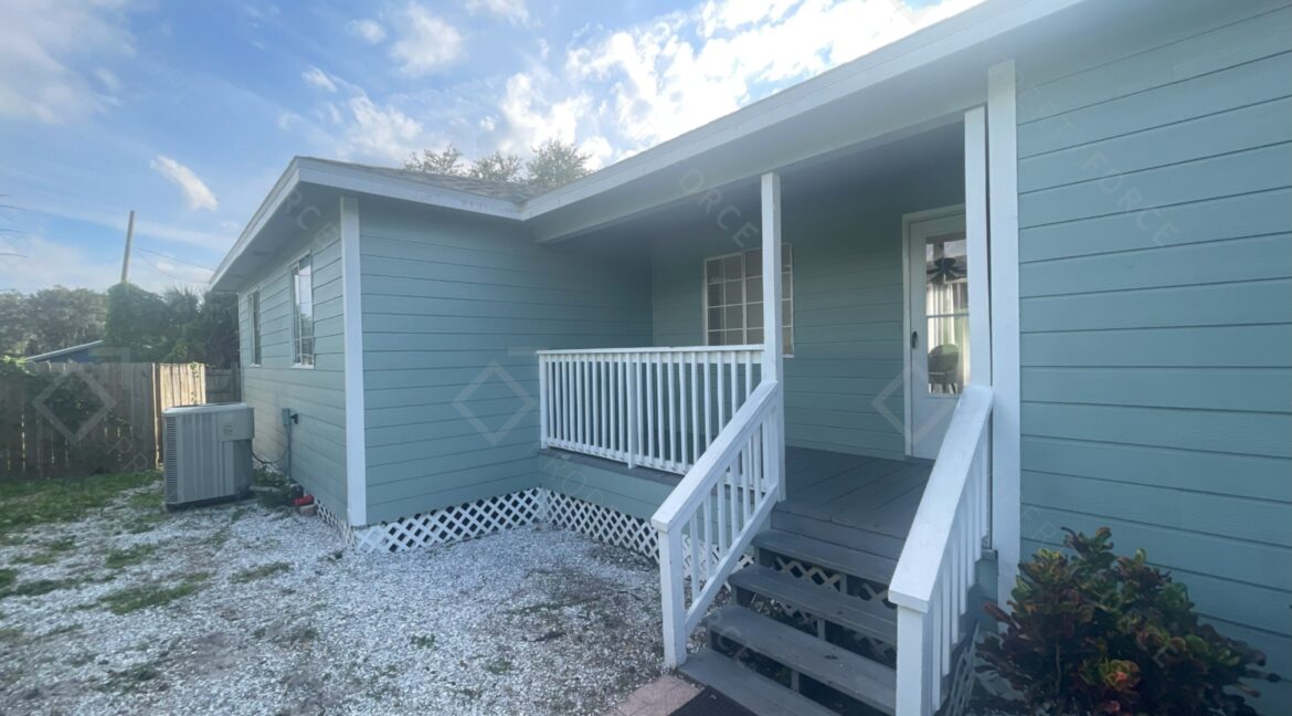 522 E Morgan St Tarpon Springs, FL 34689 (149)