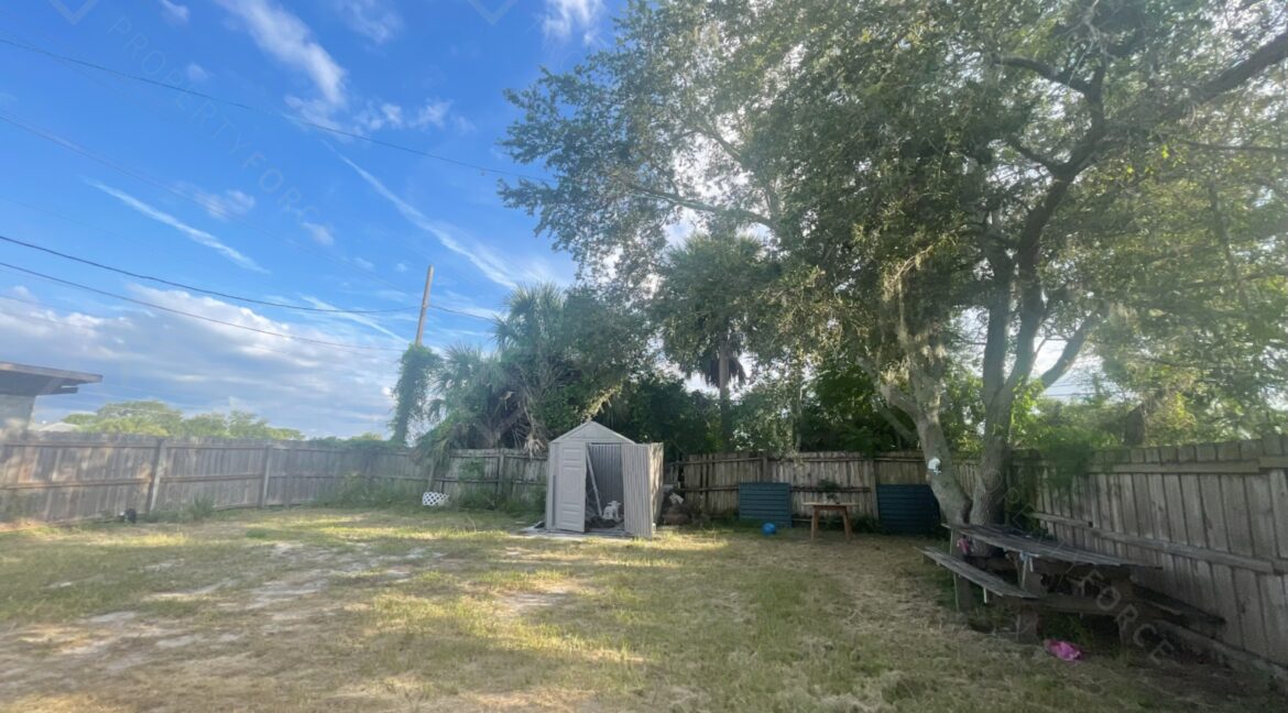 522 E Morgan St Tarpon Springs, FL 34689 (17)