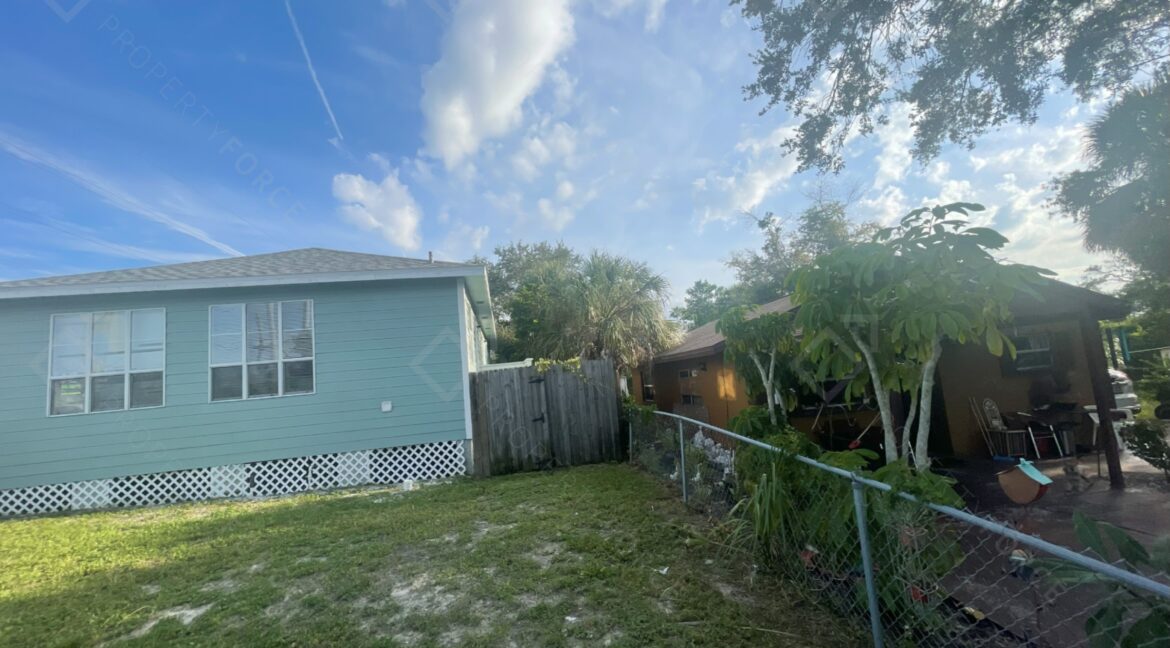 522 E Morgan St Tarpon Springs, FL 34689 (3)