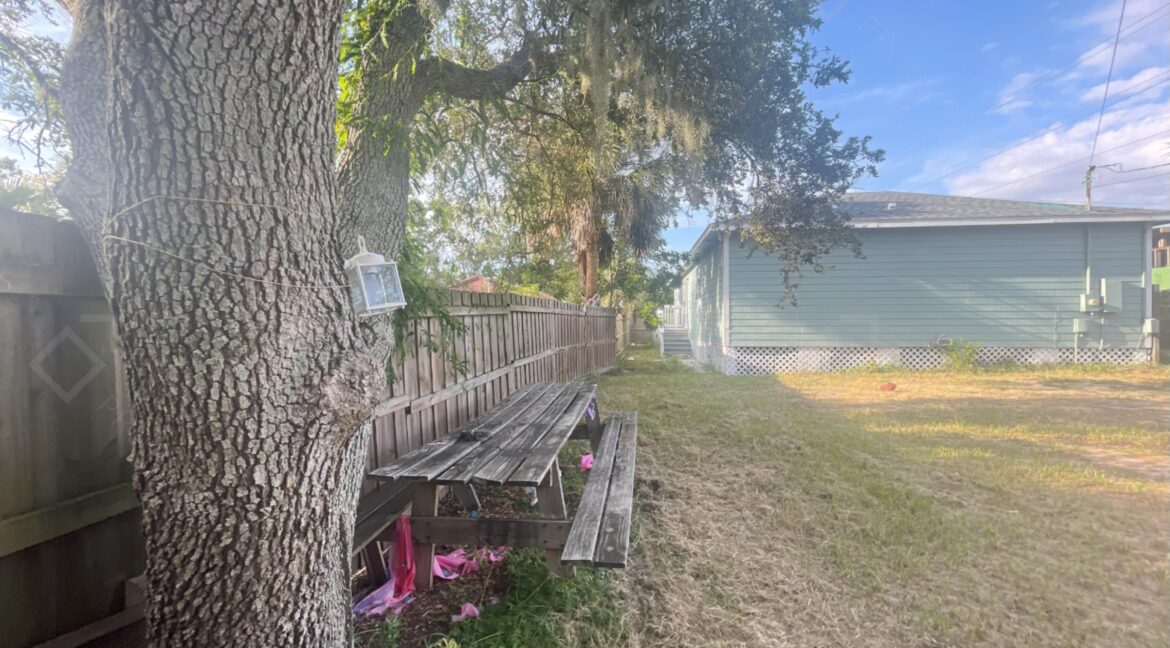 522 E Morgan St Tarpon Springs, FL 34689 (32)