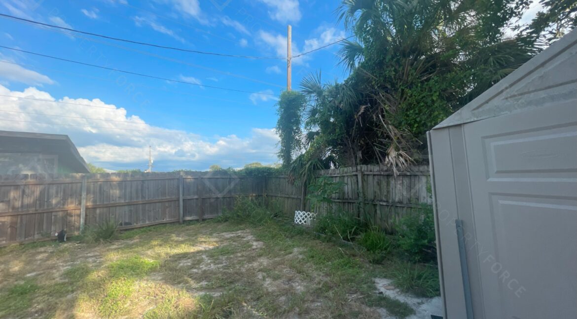 522 E Morgan St Tarpon Springs, FL 34689 (33)