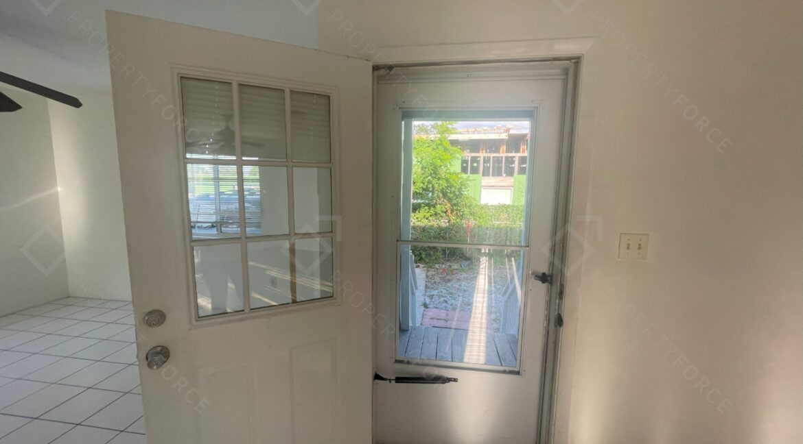 522 E Morgan St Tarpon Springs, FL 34689 (61)