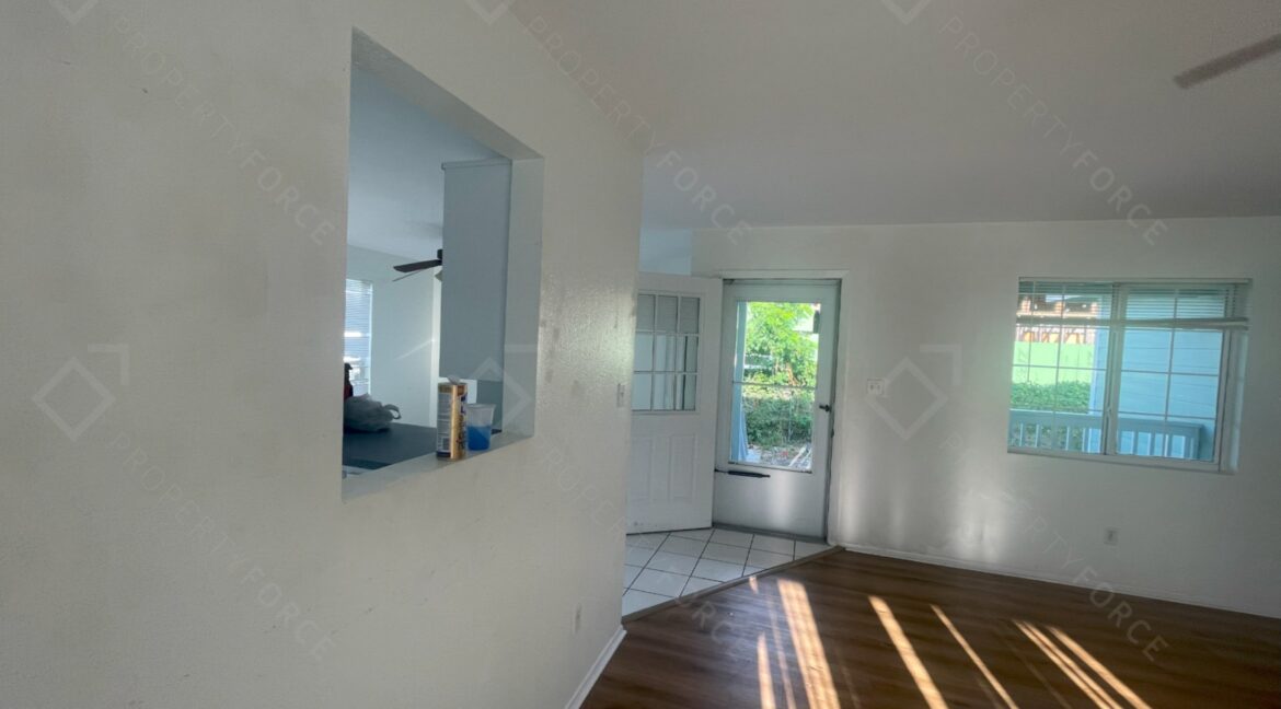 522 E Morgan St Tarpon Springs, FL 34689 (65)