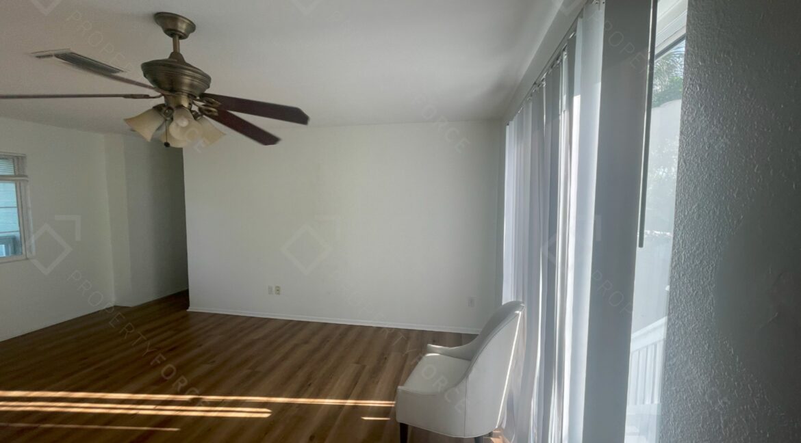 522 E Morgan St Tarpon Springs, FL 34689 (68)