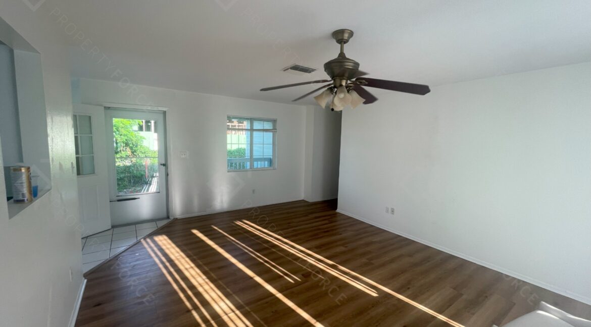 522 E Morgan St Tarpon Springs, FL 34689 (69)