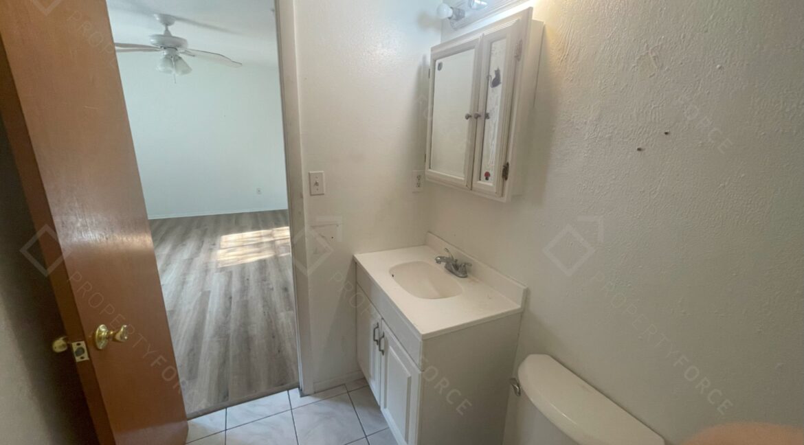 522 E Morgan St Tarpon Springs, FL 34689 (72)