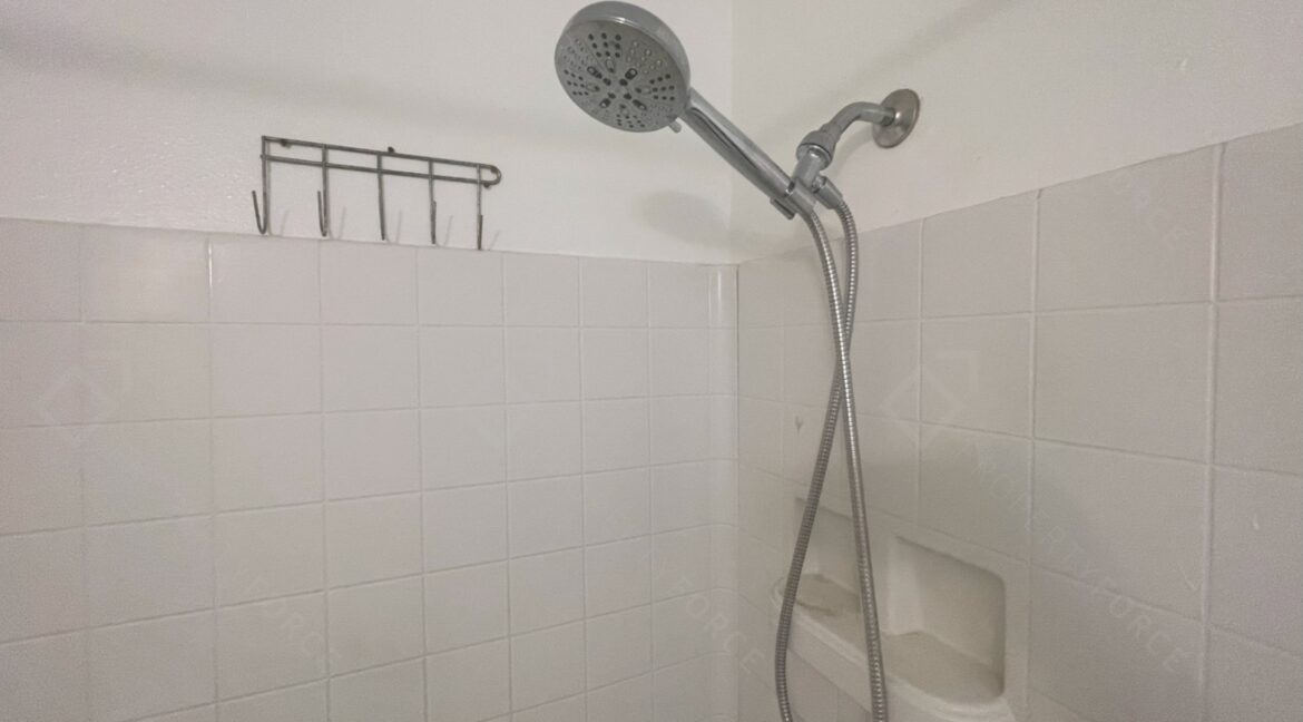 522 E Morgan St Tarpon Springs, FL 34689 (73)