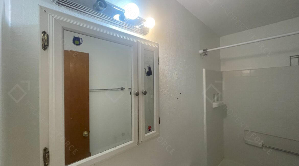 522 E Morgan St Tarpon Springs, FL 34689 (79)