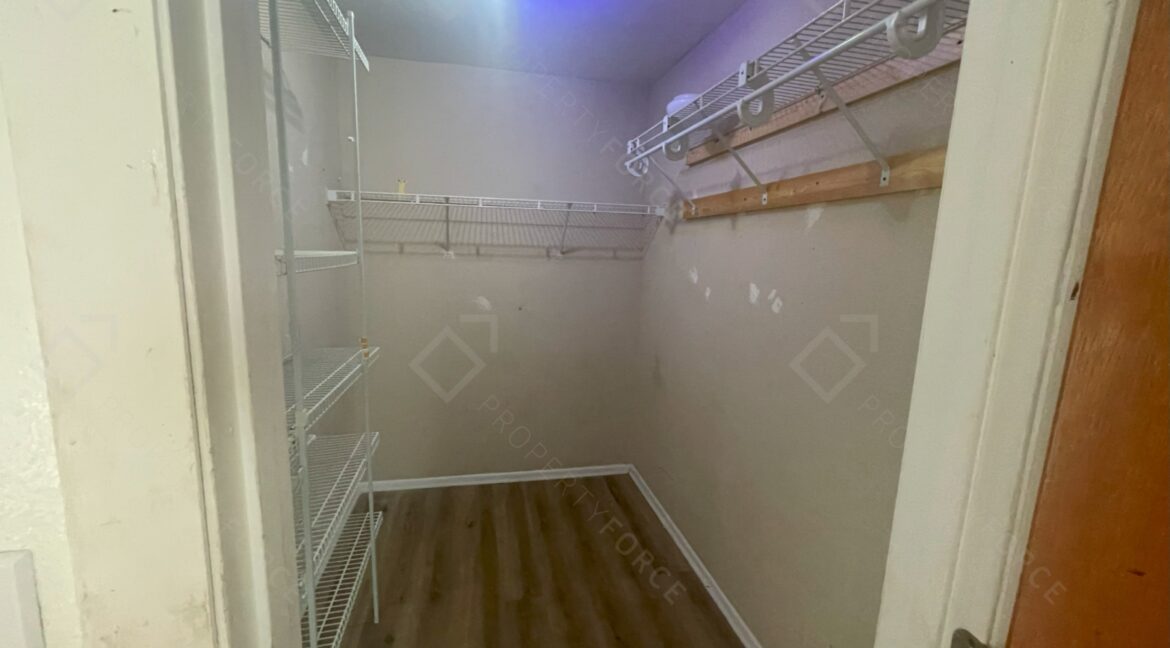 522 E Morgan St Tarpon Springs, FL 34689 (84)