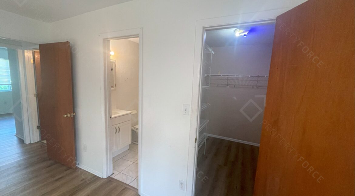 522 E Morgan St Tarpon Springs, FL 34689 (85)