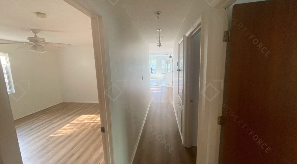 522 E Morgan St Tarpon Springs, FL 34689 (93)