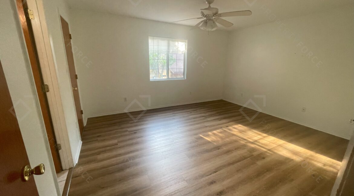 522 E Morgan St Tarpon Springs, FL 34689 (94)