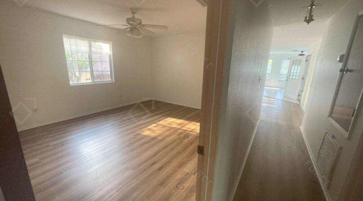 522 E Morgan St Tarpon Springs, FL 34689 (95)