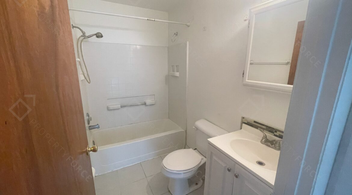 522 E Morgan St Tarpon Springs, FL 34689 (98)