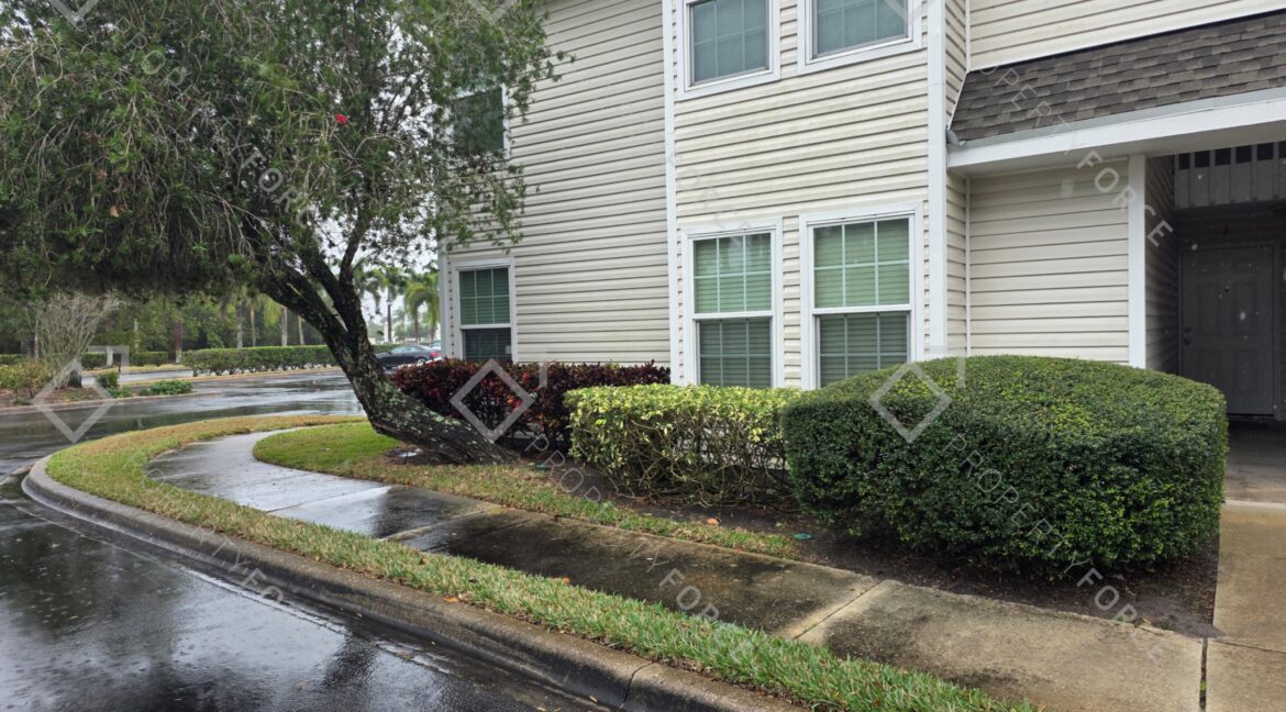 1960 Westminster Cir #2 Vero Beach, FL 32966 (3)