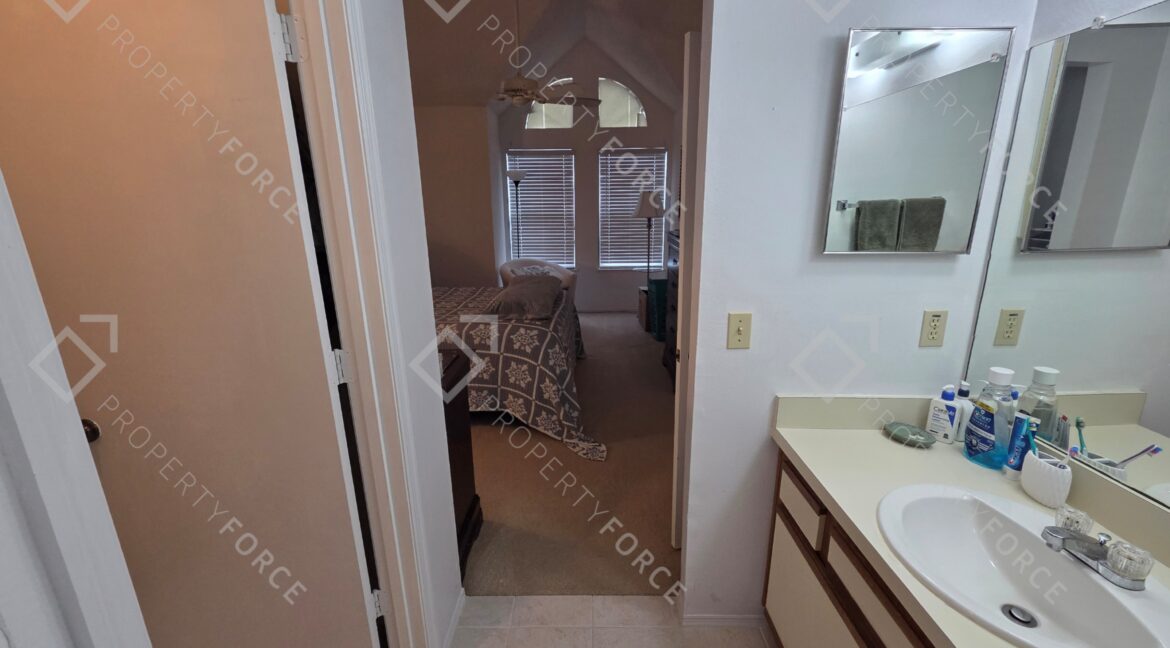 1960 Westminster Cir #2 Vero Beach, FL 32966 (33)