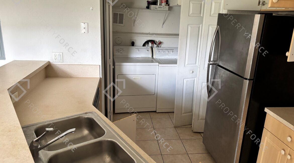 102 S Santa Catalina Cir North Lauderdale, FL 33068 (29)