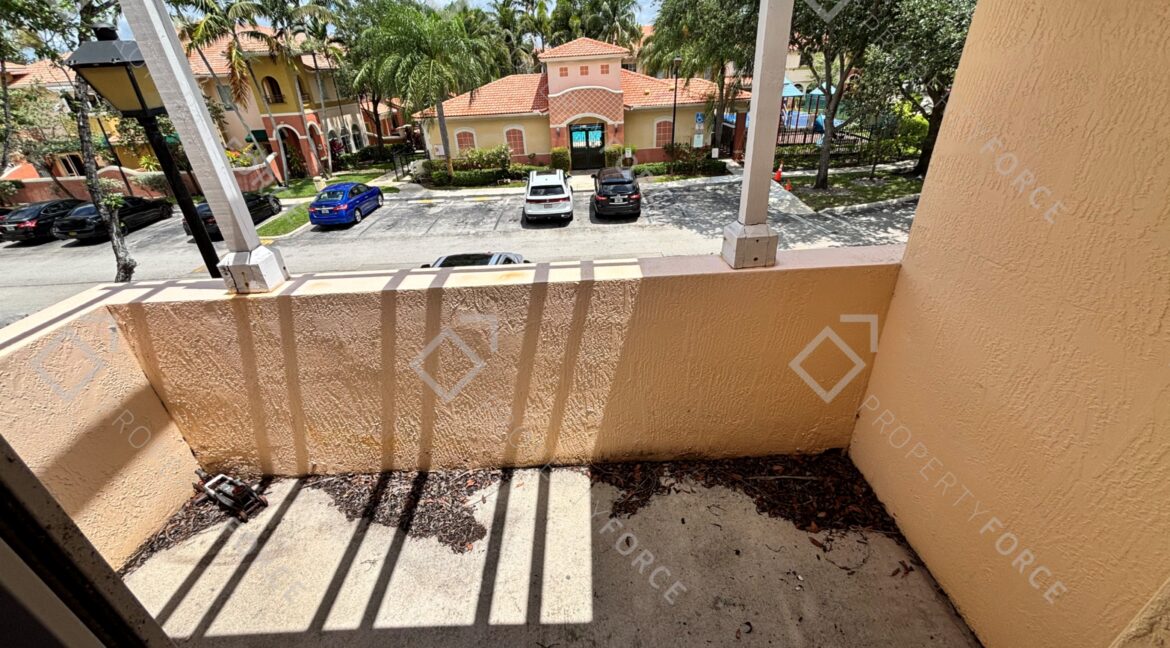 102 S Santa Catalina Cir North Lauderdale, FL 33068 (82)