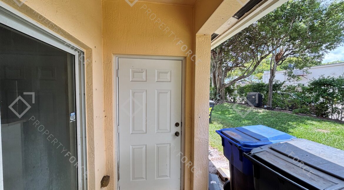 102 S Santa Catalina Cir North Lauderdale, FL 33068 (94)