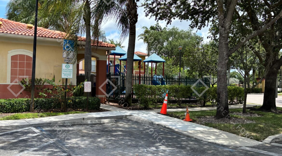 102 S Santa Catalina Cir North Lauderdale, FL 33068 (99)