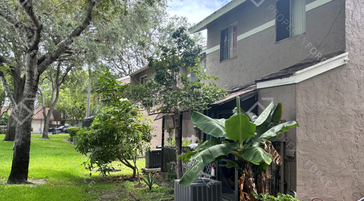 1317 Sussex Dr North Lauderdale, FL 33068 (68)