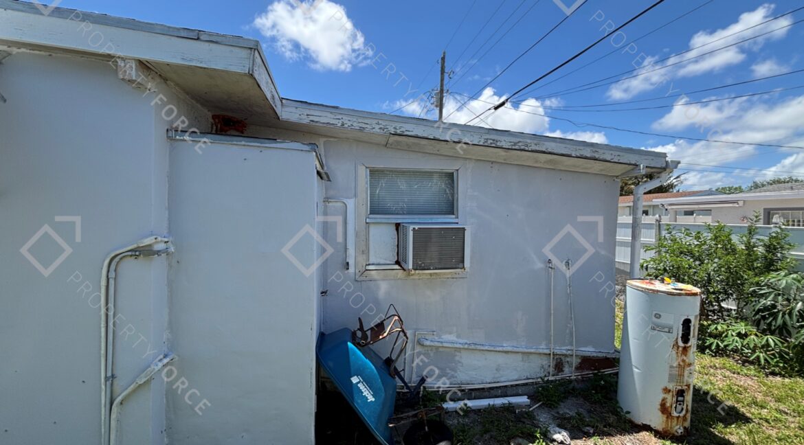 2121 Longwood Rd West Palm Beach, FL 33409 (10)