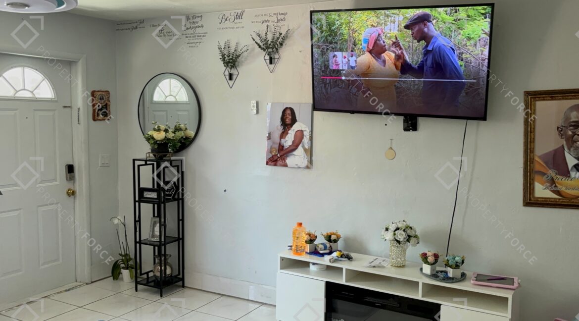 2121 Longwood Rd West Palm Beach, FL 33409 (34)